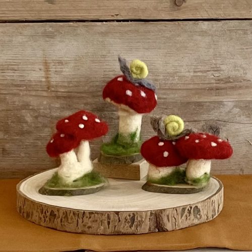 Paddenstoeltafereeltje rood met witte stippen