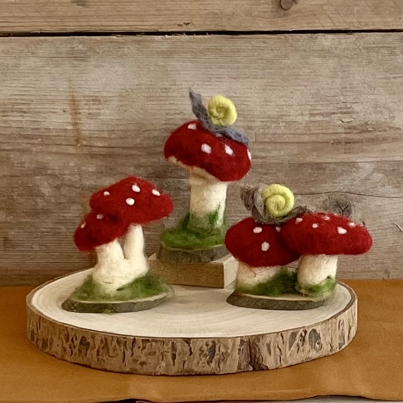 Paddenstoeltafereeltje rood met witte stippen
