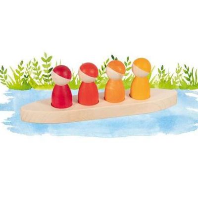Vier houten mannetjes in een bootje (Goki)